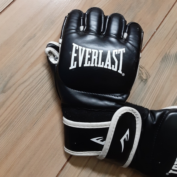 Official UFC Fighting gloves - Picture 1 of 2